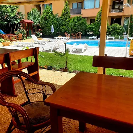 Family Hotel Megas شقة